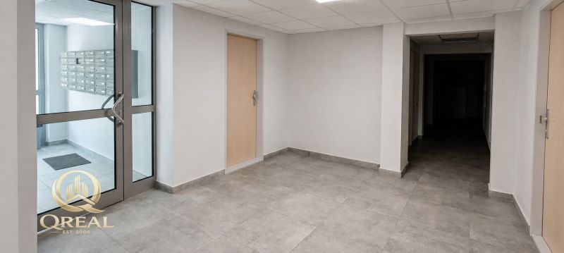  3-izbový byt Karlova Ves – Dlhé diely, 75,79 m², možnosť garáže* - Chodba s poštovými schránkami, kachličková podlaha, dvere a sklené vchody.