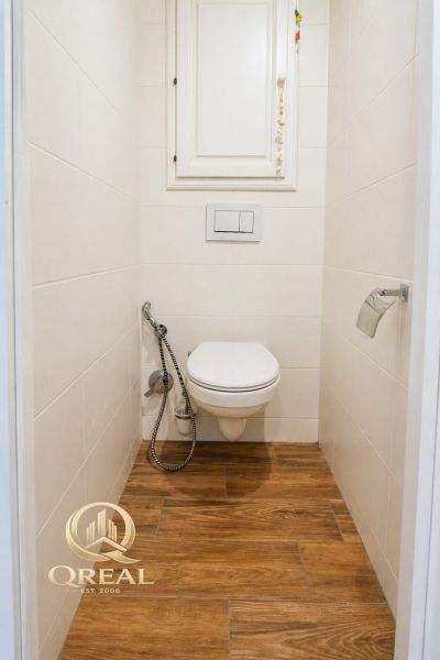  3-izbový byt Karlova Ves – Dlhé diely, 75,79 m², možnosť garáže* - Toaleta s podlahou s dreveným dekorom v 3-izbovom byte.