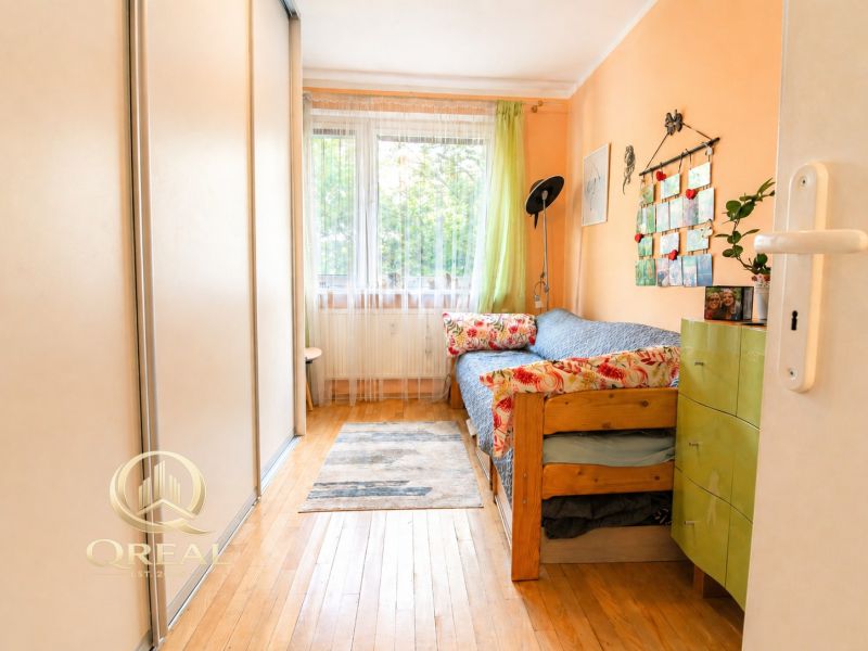  3-izbový byt Karlova Ves – Dlhé diely, 75,79 m², možnosť garáže* - Izba v 3-izbovom byte s podlahou s dreveným dekorom, farebnou stenou a denným svetlom.