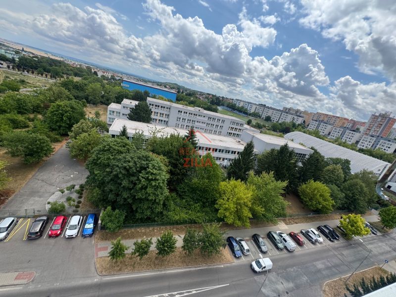 Na predaj Garsônka, 24,5 m2, s perfektnou polohou.  - Pohľad z výšky na budovu a parkovisko na Novomeského v Nitre - Klokočine.
