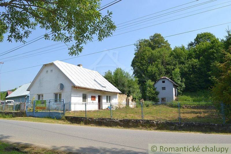 Dom so zrekonštruovaným interiérom - Varadka - Rodinný dom vo Varadke obklopený zeleňou a cestou, s oplotením.