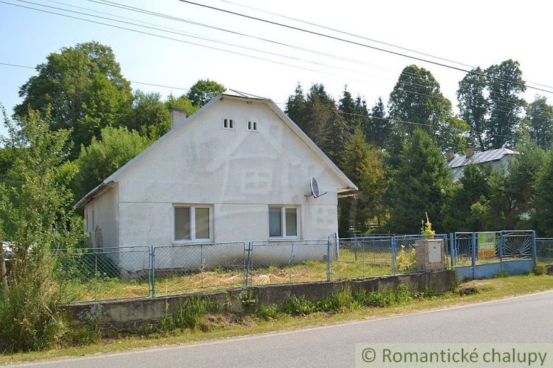 Dom so zrekonštruovaným interiérom - Varadka - Rodinný dom v meste Varadka s jednoduchou fasádou, obklopený zeleňou a plotom.