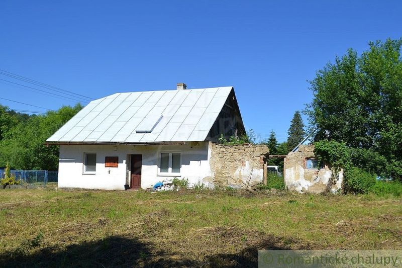 Dom so zrekonštruovaným interiérom - Varadka - Rodinný dom vo Varadke so starou omietkou a rozsiahlym dvorom na pozadí prírody.