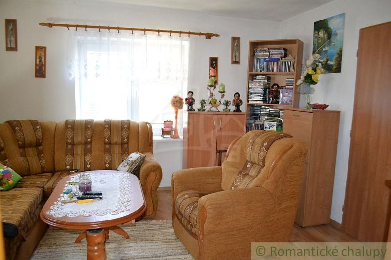 Dom so zrekonštruovaným interiérom - Varadka - Obývacia izba v rodinnom dome s pohodlnou sedacou súpravou a podlahou s dreveným dekorom.