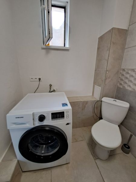 Prenajmeme garsónku, 27 m2, Melek, okr. Nitra - Kúpeľňa v garsónke s práčkou a toaletou, podlaha s dreveným dekorom.