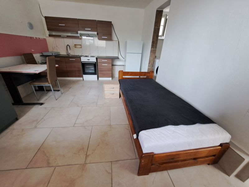 Prenajmeme garsónku, 27 m2, Melek, okr. Nitra - Kompaktná garsónka s kuchyňou a posteľou.