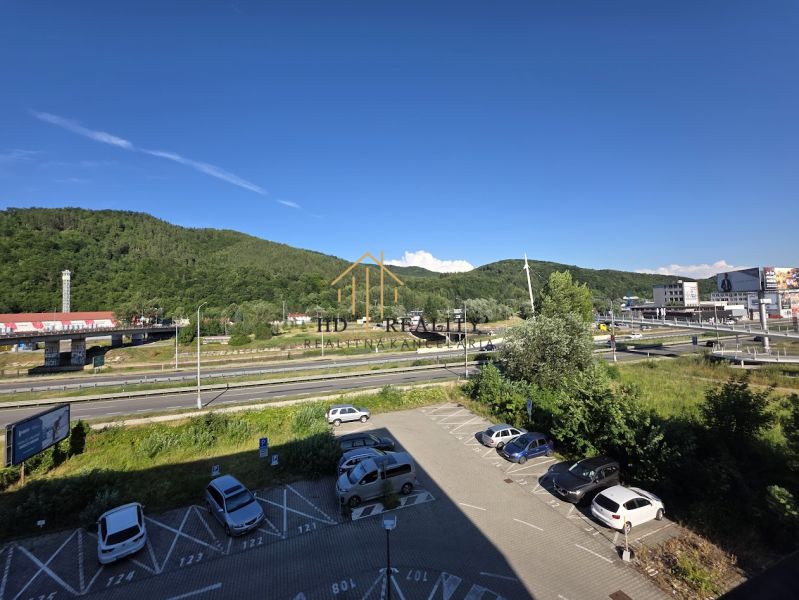 Prenájom, 1,5 izbový  byt v Banskej Bystrici - Panoráma Banskej Bystrice s výhľadom na prírodu a parkovisko, blízko 2-izbového bytu.
