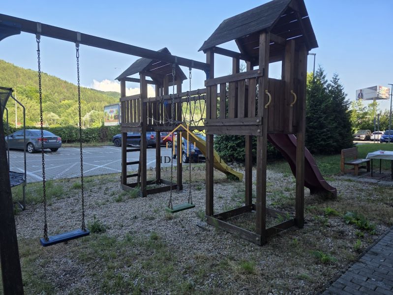 Prenájom, 1,5 izbový  byt v Banskej Bystrici - Detské ihrisko pri parkovisku s prírodnou scenériou v Banskej Bystrici a 2-izbovým bytom.