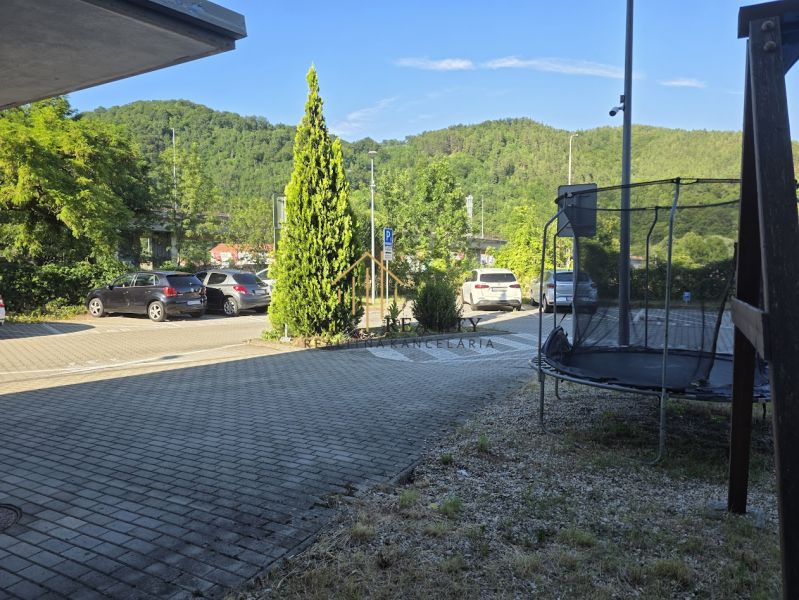 Prenájom, 1,5 izbový  byt v Banskej Bystrici - Autá zaparkované na ulici, vedľa trampolína, prírodné scenérie v Banskej Bystrici.