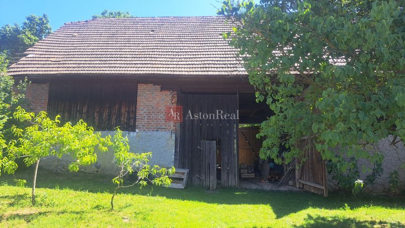 GAZDOVSKÝ DOM so záhradou a humnom, Ostrá Lúka pri Zvolene - Rodinný dom na Ostréj Lúke v Žiari nad Hronom s drevenou a tehlovou konštrukciou.
