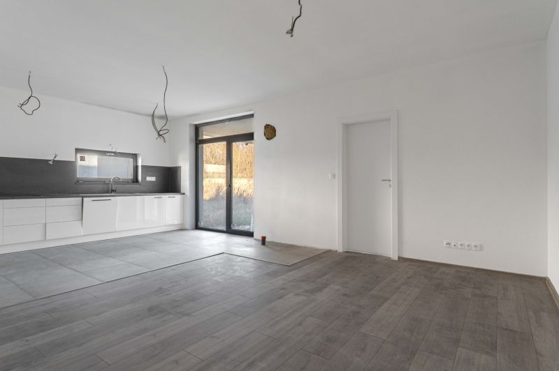 Na predaj nový moderný 4-izbový rodinný dom s terasou a záhradou - Rodinný dom s kuchyňou, oknami na dvor a podlahou s dreveným dekorom.