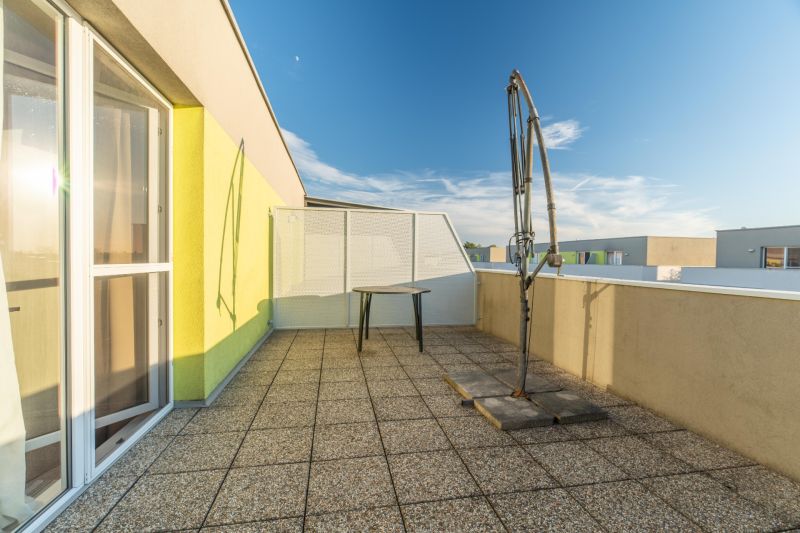 - Na predaj exkluzívny 4-izbový mezonet s veľkou terasou - Terasa 4-izbového bytu na Cementárenskej ulici v Stupave s výhľadom na oblohu.