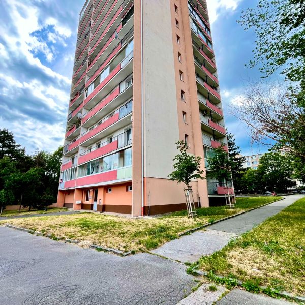 3-izbový byt s veľkou loggiou - Výškový bytový dom na Račianskej ulici v Bratislave - Nové Mesto.