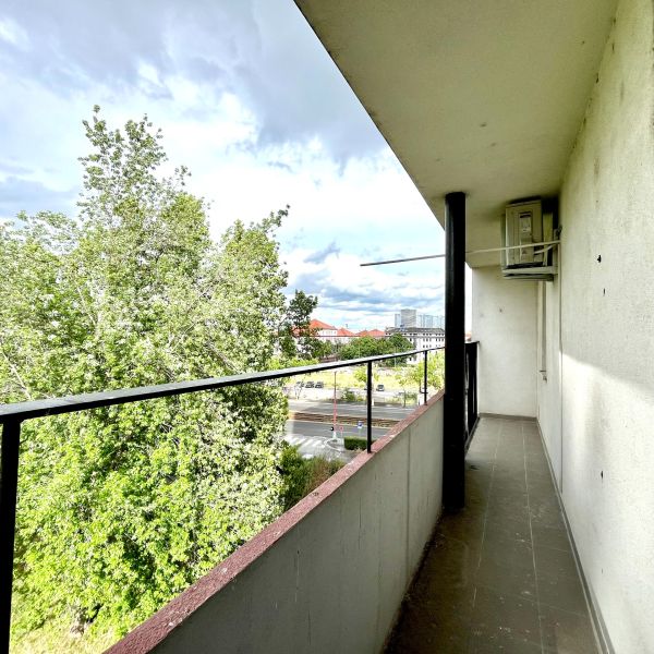 3-izbový byt s veľkou loggiou - Balkón s výhľadom na zeleň na Račianskej v Bratislave - Nové Mesto.