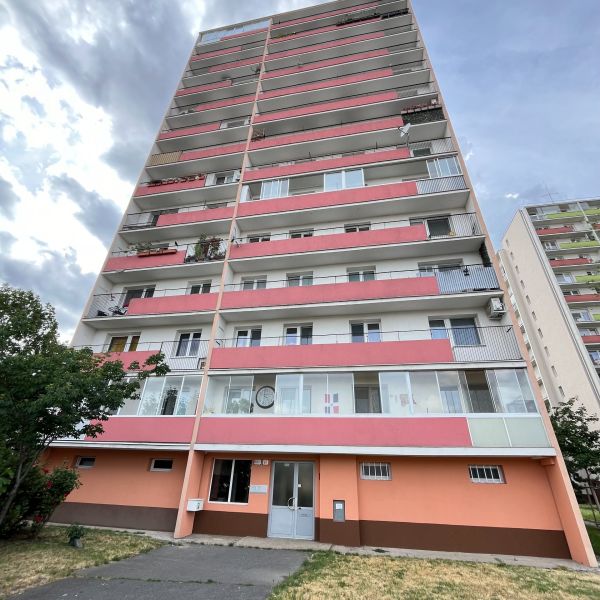 3-izbový byt s veľkou loggiou - Vyššia obytná budova na Račianskej ulici v Bratislave - Nové Mesto.