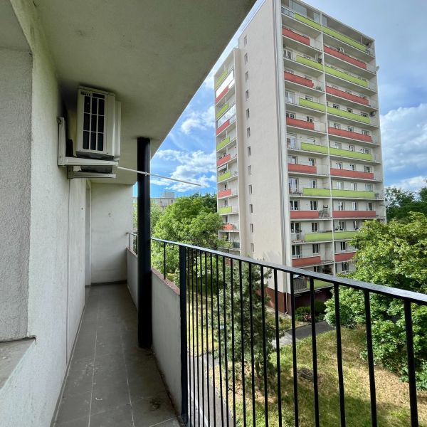 3-izbový byt s veľkou loggiou - Balkón s výhľadom na panelový dom na Račianskej ulici v Bratislave - Novom Meste.