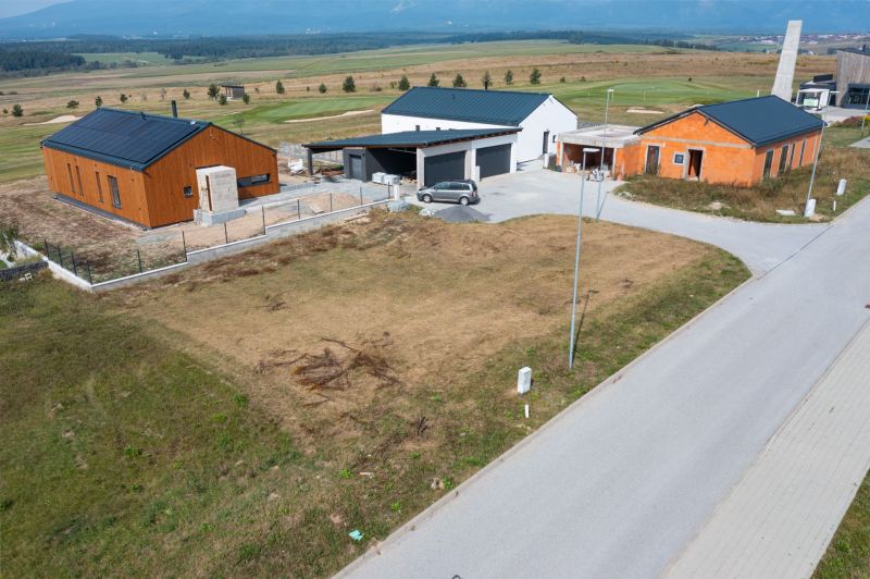 PREDAJ STAVEBNÝ POZEMOK  NA GOLFOVOM IHRISKU, MALÝ SLAVKOV - Pozemky - bývanie na Golfovej ulici v Malom Slavkove s výhľadom na okolitú krajinu.