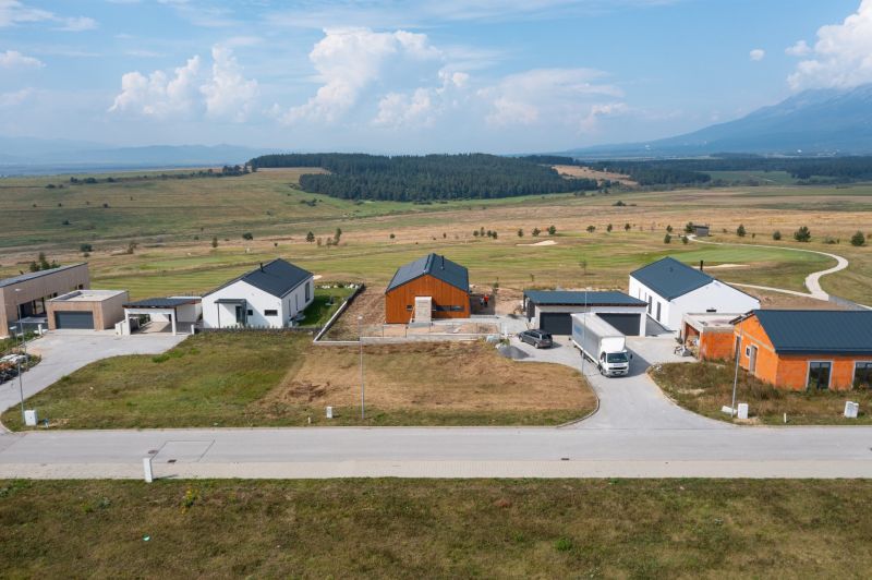PREDAJ STAVEBNÝ POZEMOK  NA GOLFOVOM IHRISKU, MALÝ SLAVKOV - Pozemky - bývanie na Golfovej ulici v Malom Slavkove s panorámou prírody a domami.