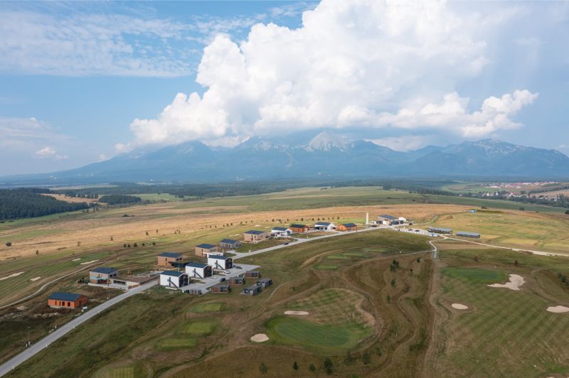 PREDAJ STAVEBNÝ POZEMOK  NA GOLFOVOM IHRISKU, MALÝ SLAVKOV - Pohľad na obytné Pozemky na Golfovej ulici v Malom Slavkove s výhľadom na Vysoké Tatry.