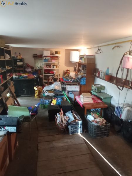 2 budovy v centre Komárna na predaj! - Pivnica rodinného domu so skladovanými vecami, policami a úložnými boxami.