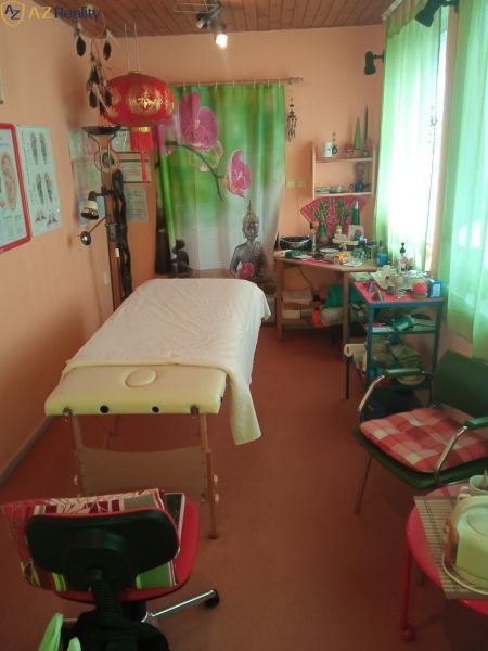 2 budovy v centre Komárna na predaj! - Masážna miestnosť v rodinnom dome s orientálnymi dekoráciami, lehátkom a relaxačnou výzdobou.