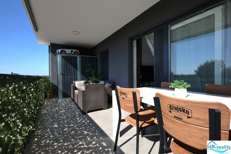 Chorvátsko, Vodice - zariadený apartmán s výhľadom na more - Terasa rekreačného apartmánu vo Vodiciach s pohodlným sedením a jedálenským stolom.