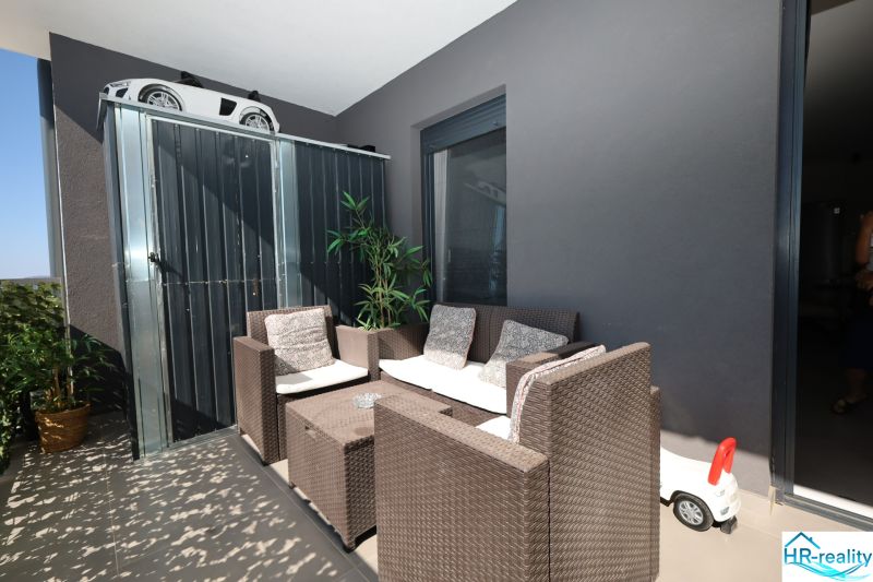 Chorvátsko, Vodice - zariadený apartmán s výhľadom na more - V Rekreačnom apartmáne je terasa s ratanovým sedením a dekoratívnymi rastlinami.