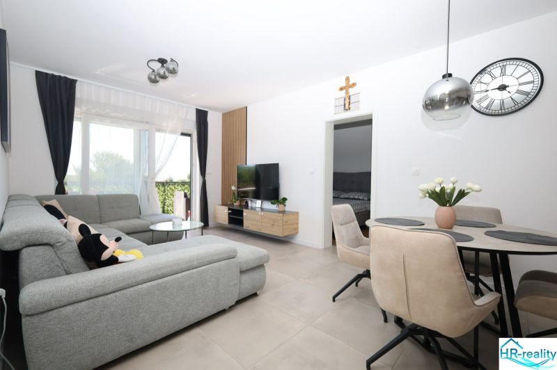 Chorvátsko, Vodice - zariadený apartmán s výhľadom na more - Rekreačný apartmán s priestrannou obývačkou, pohodlnou sedačkou a jedálenským stolom.
