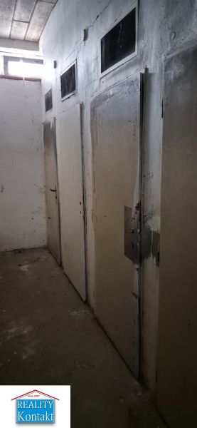 Na predaj 2 izbový byt 62m2 s 3 balkónmi - Nové Zámky  - Chodba s úložnými priestormi, zobrazenie z 2-izbového bytu.