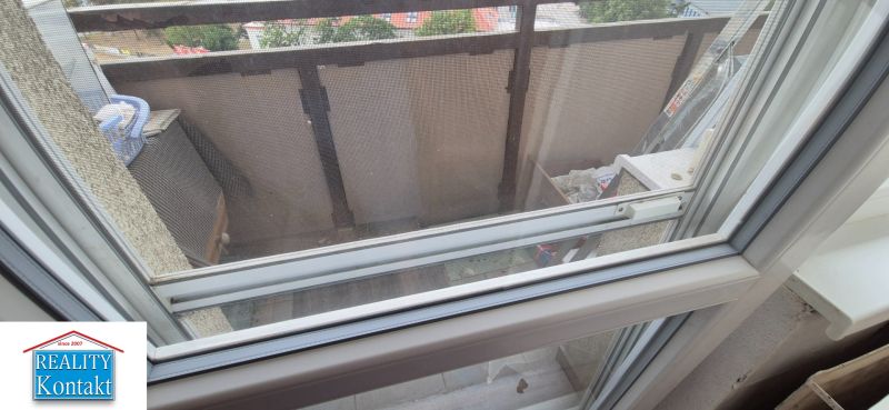 Na predaj 2 izbový byt 62m2 s 3 balkónmi - Nové Zámky  - Balkón s výhľadom z 2-izbového bytu v Nových Zámkoch s plastovými dverami.