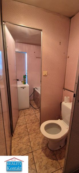 Na predaj 2 izbový byt 62m2 s 3 balkónmi - Nové Zámky  - Kúpeľňa v 2-izbovom byte má oddelené WC a dlažbu s dekorom.