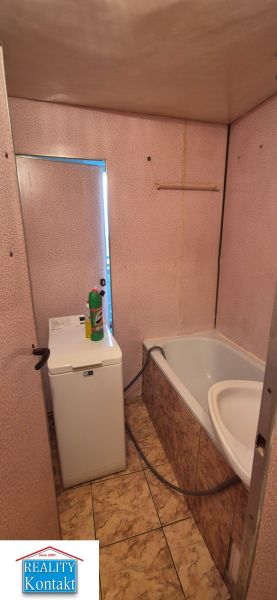 Na predaj 2 izbový byt 62m2 s 3 balkónmi - Nové Zámky  - Kúpeľňa so sprchou a práčkou v 2-izbovom byte s dlažbou.