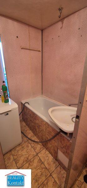 Na predaj 2 izbový byt 62m2 s 3 balkónmi - Nové Zámky  - Kúpeľňa s vaňou a umývadlom v 2-izbovom byte.