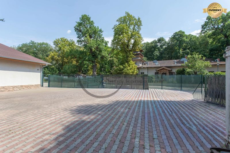 NA PREDAJ jedinečný gastro eventový areál v lesoparku Berek Nové Zámky - Spevnená plocha na ulici Berek v Nových Zámkoch obklopená zeleňou pri gastronomickom priestore.
