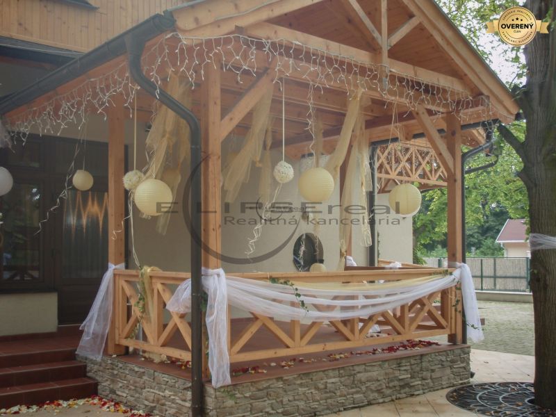 NA PREDAJ jedinečný gastro eventový areál v lesoparku Berek Nové Zámky - Gastro priestory s dekoráciami, drevenými prvkami a závesmi, na ulici Berek v Nových Zámkoch.