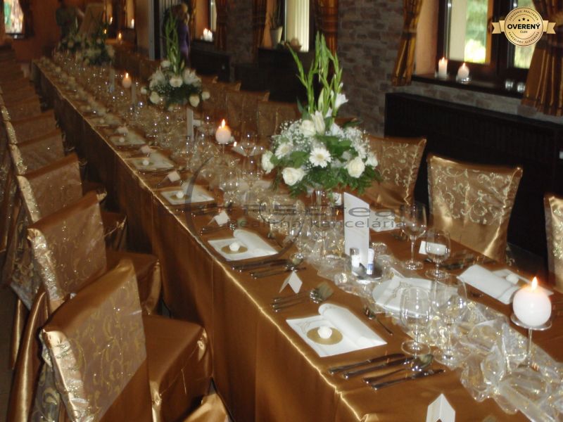 NA PREDAJ jedinečný gastro eventový areál v lesoparku Berek Nové Zámky - Luxusne prestretý stôl v gastro priestoroch s kvetinovou výzdobou a sviečkami.