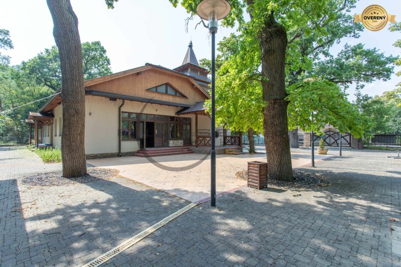 NA PREDAJ jedinečný gastro eventový areál v lesoparku Berek Nové Zámky - Exteriér gastro priestorov na ulici Berek v Nových Zámkoch s množstvom stromov.
