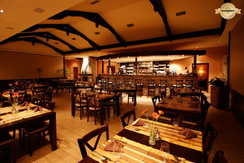NA PREDAJ jedinečný gastro eventový areál v lesoparku Berek Nové Zámky - Upravené gastro priestory s dreveným dekorom a bohato zdobeným stolovaním.