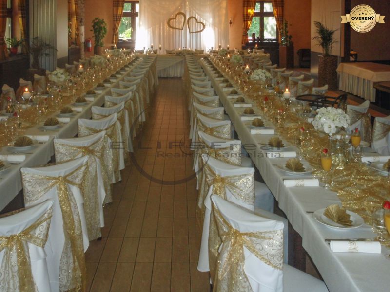 NA PREDAJ jedinečný gastro eventový areál v lesoparku Berek Nové Zámky - Elegantná výzdoba v gastro priestoroch s dlhými stolmi, zlatými dekoráciami a krásnym prestieraním.