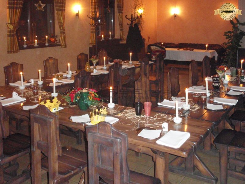 NA PREDAJ jedinečný gastro eventový areál v lesoparku Berek Nové Zámky - Rustikálne gastro priestory s dreveným dekorom, upravené na hostinu so sviečkami a dekoráciami.