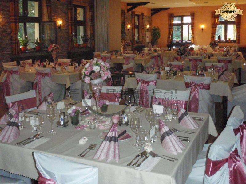NA PREDAJ jedinečný gastro eventový areál v lesoparku Berek Nové Zámky - Gastro priestory s elegantne prestretými stolmi a dekoračnými prvkami v ružovej farbe.