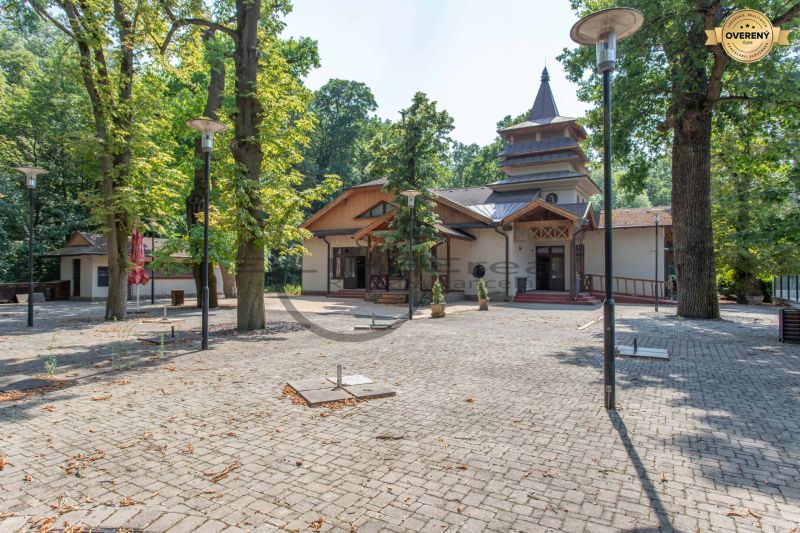 NA PREDAJ jedinečný gastro eventový areál v lesoparku Berek Nové Zámky - Gastro priestory na Berek ulici v Nových Zámkoch medzi stromami ponúkajú relaxačné prostredie.