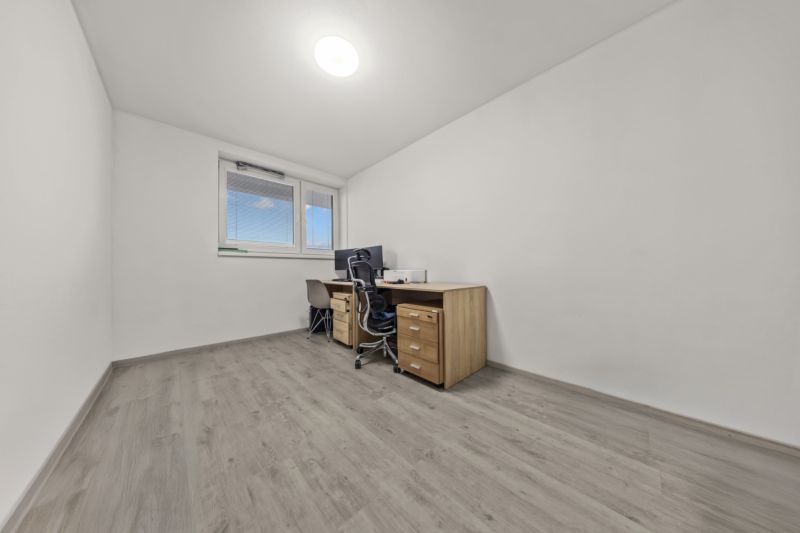NA PREDAJ: 3-izbový apartmán, MATADORKA, Bratislava - Petržalka - Pracovňa v 3-izbovom byte s písacím stolom a podlahou s dreveným dekorom.