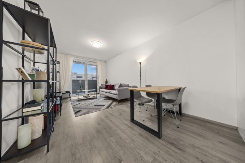 NA PREDAJ: 3-izbový apartmán, MATADORKA, Bratislava - Petržalka - Obývačka v 3-izbovom byte s podlahou s dreveným dekorom, sedačkou a jedálenským stolom.