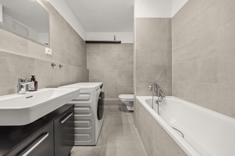NA PREDAJ: 3-izbový apartmán, MATADORKA, Bratislava - Petržalka - Kúpeľňa v 3-izbovom byte s vaňou, umývadlom, práčkou a toaletou.