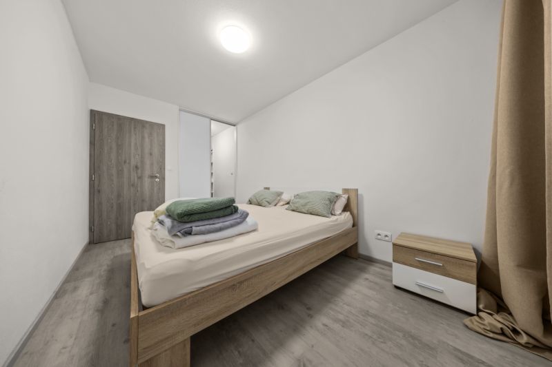 NA PREDAJ: 3-izbový apartmán, MATADORKA, Bratislava - Petržalka - Spálňa v 3-izbovom byte s posteľou a podlahou s dreveným dekorom.