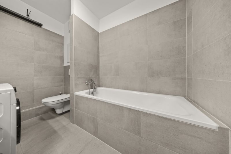 NA PREDAJ: 3-izbový apartmán, MATADORKA, Bratislava - Petržalka - Kúpeľňa v 3-izbovom byte so sprchovacou vaňou, umývadlom a práčkou.