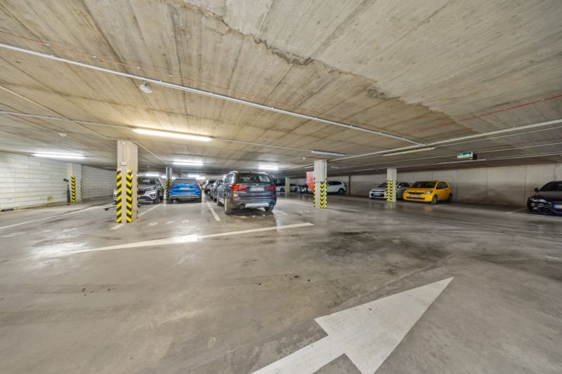 NA PREDAJ: 3-izbový apartmán, MATADORKA, Bratislava - Petržalka - Podzemné parkovisko so zaparkovanými autami na Závodu Matador 4 v Bratislave - Petržalka.