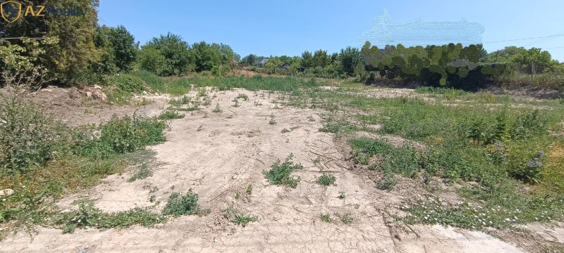 Na predaj 2 pozemky s projektami RD v obci Čechy - Pozemok v okolí mesta Čechy zarastený trávou, obklopený stromami a krovím, vhodný na bývanie.
