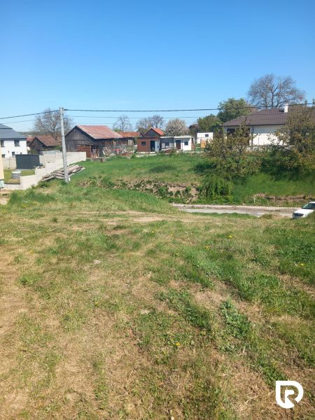 Na predaj stavebný pozemok v obci Bidovce - Pozemky na bývanie v Bidovciach s miernym svahom a okolitou zástavbou.